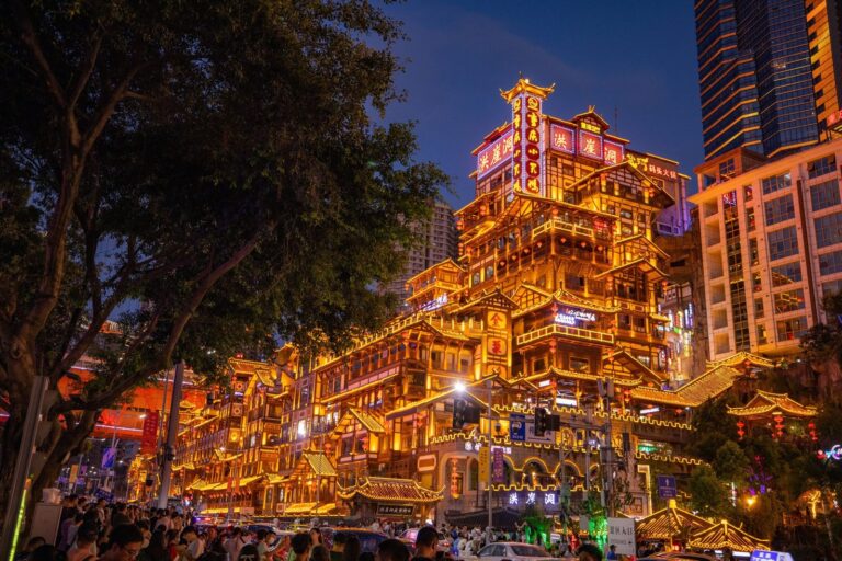 Chongqing – Hongyadong di sera Hongyadong illuminata di sera, Chongqing