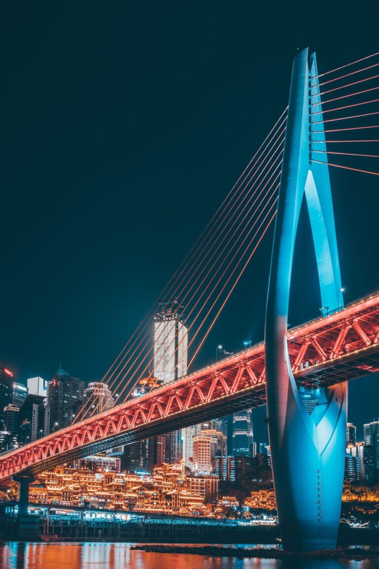 Chongqing – ponte illuminato di notte Ponte illuminato di notte a Chongqing