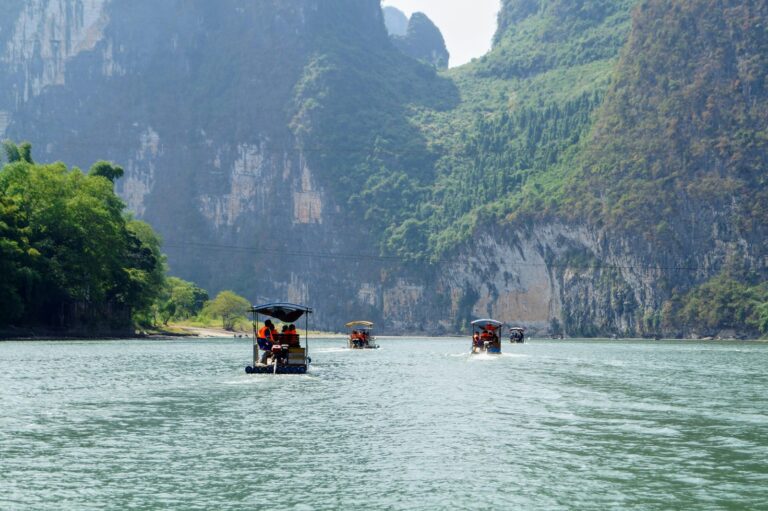 Navigazione sul fiume Li tra i picchi carsici, tra Guilin e Yangshuo Navigazione sul fiume Li tra i picchi carsici, tra Guilin e Yangshuo