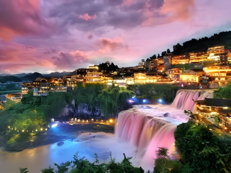 Il borgo di Furong e la sua cascata al tramonto Il borgo di Furong e la sua cascata al tramonto