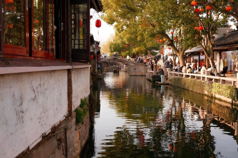 Canale e case tradizionali a Suzhou