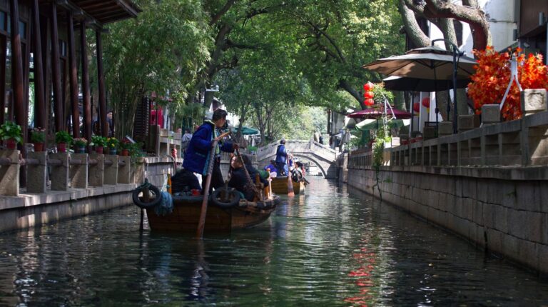 Barca su un canale del villaggio d’acqua di Tongli
