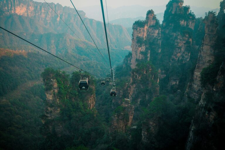 Funivia tra i picchi di Zhangjiajie Funivia tra i picchi di Zhangjiajie