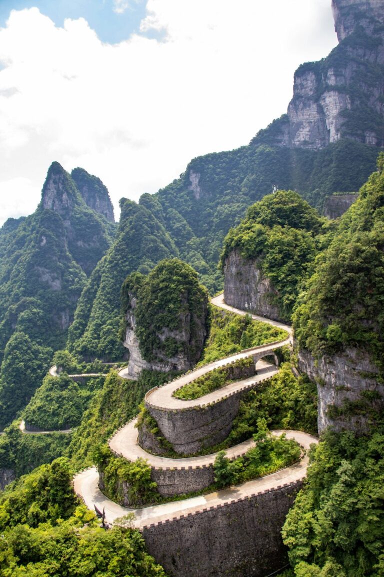 Strada a tornanti del Monte Tianmen, Zhangjiajie Strada a tornanti del Monte Tianmen, Zhangjiajie